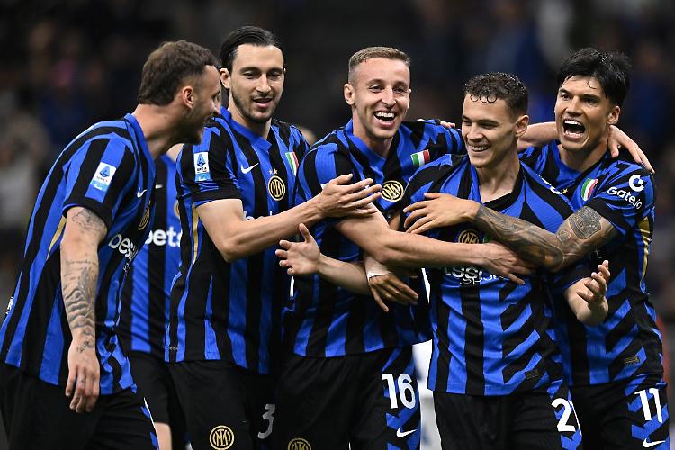 L'Inter risponde al Napoli, batte il Verona e torna a -3