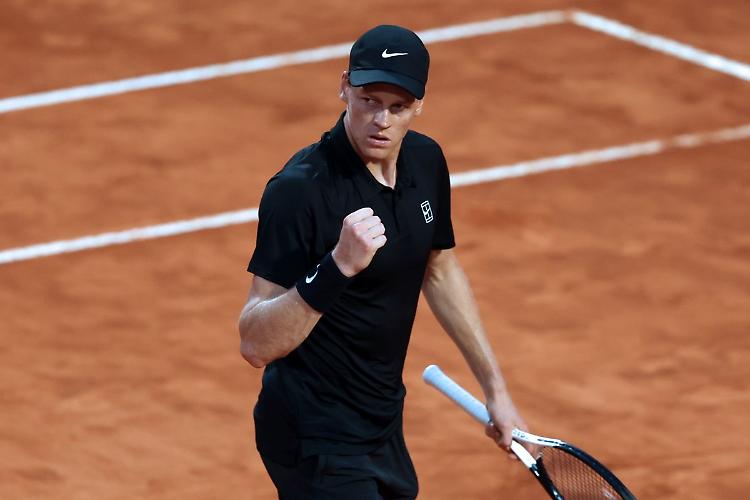 Internazionali, Sinner batte Cerundolo e vola ai quarti