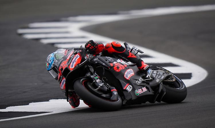 Bezzecchi trionfa nella MotoGp in Gran Bretagna, out Quartararo-Bagnaia