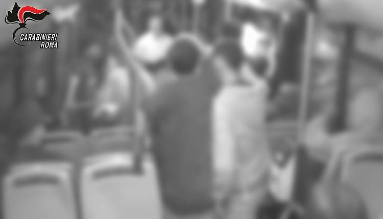 Aggressione razzista su un bus a Roma, misure cautelari per 4 giovani