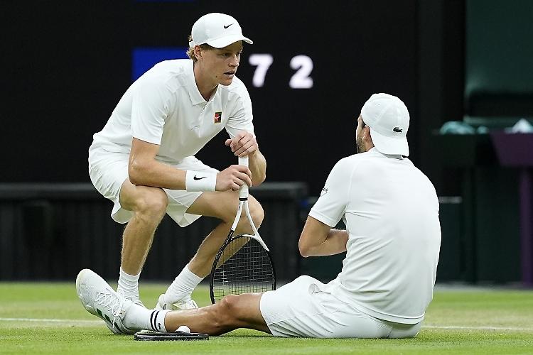 Sinner ai quarti di Wimbledon, Dimitrov si ritira al terzo set