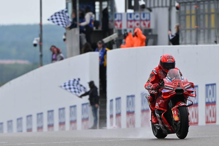 Al Sachsenring vince Marc Marquez, preceduti Alex e Bagnaia