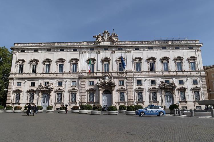 Consulta "Illegittimo tetto 240 mila euro l'anno per stipendi pubblici"