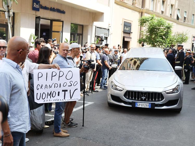 A Militello l'ultimo saluto a Pippo Baudo, alle 9 apre camera ardente