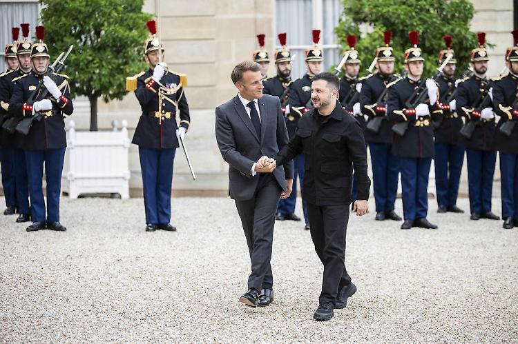 Macron con Zelensky "Europei pronti a fornire garanzie di sicurezza"
