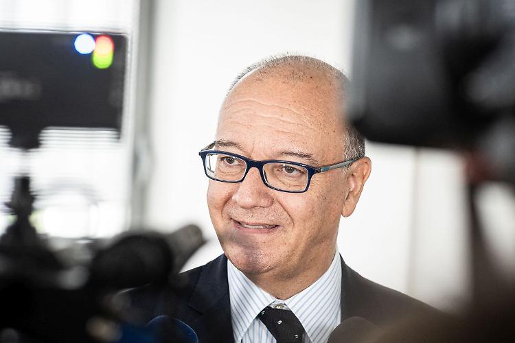 Valditara "Con divieto cellulare a scuola tuteliamo salute giovani"