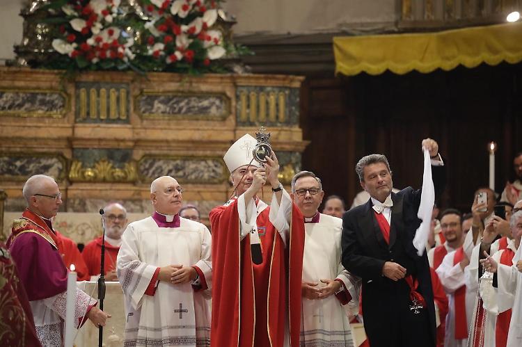 A Napoli si ripete il miracolo di San Gennaro, il sangue si &egrave; sciolto