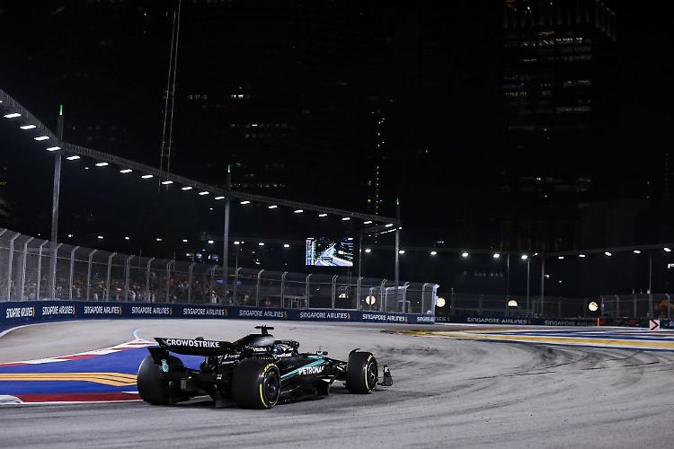 A Singapore trionfa Russell davanti a Verstappen, quarto Piastri