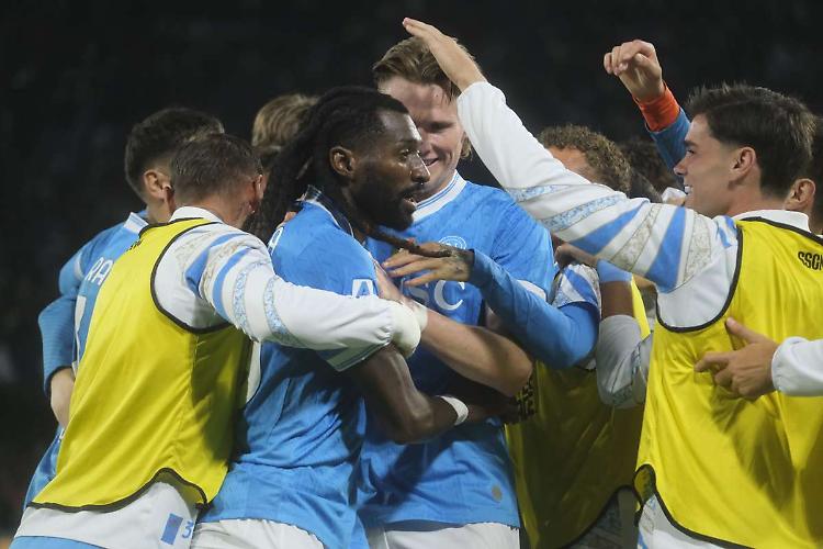 Il Napoli risorge, 3-1 all'Inter e testa solitaria della classifica