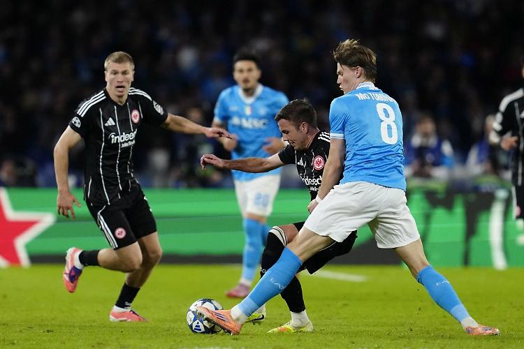 Il Napoli sbatte contro l'Eintracht, 0-0 al "Maradona"
