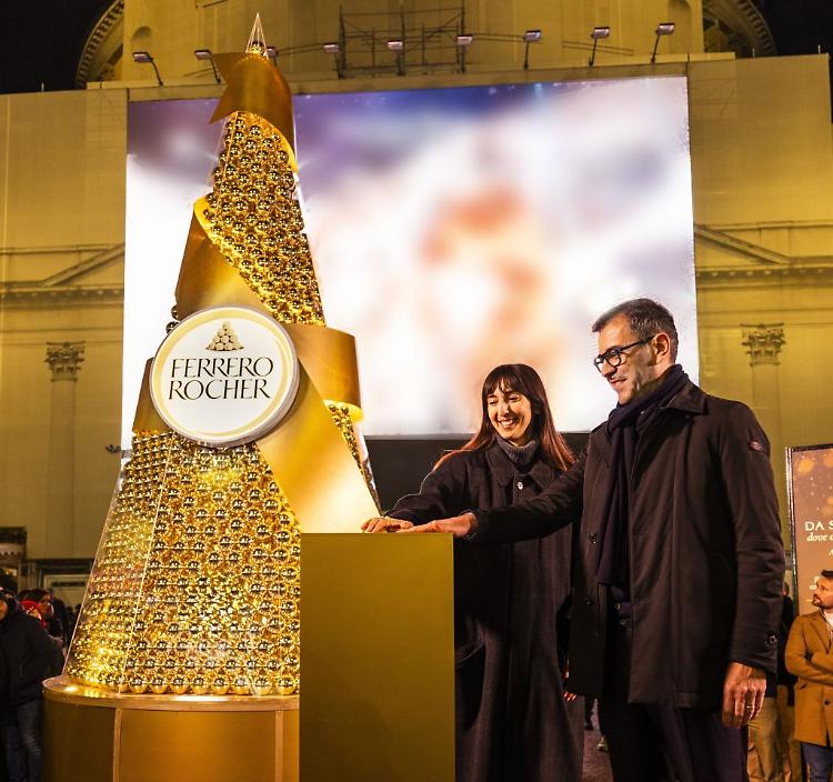 Ferrero Rocher illumina il Natale di Milano, piramide dorata a Piazza San Carlo