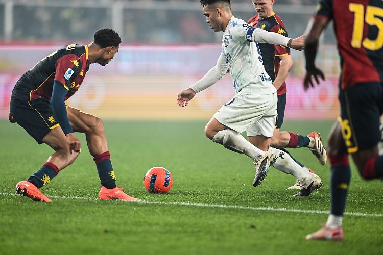 L'Inter batte il Genoa 2-1 al "Ferraris" ed &egrave; sola in vetta