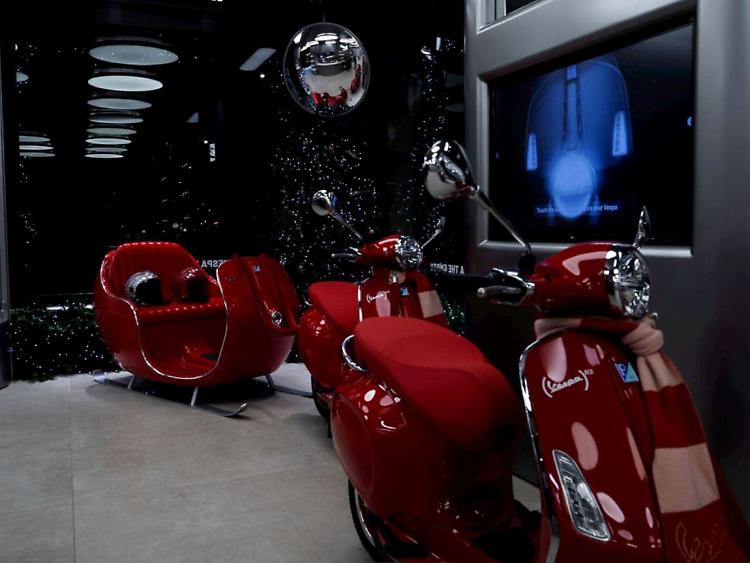 Lo spirito del Natale Incontra Vespa nel cuore di Milano