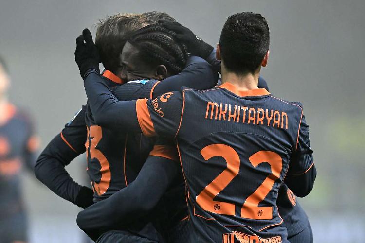 L'Inter vince 2-0 nella nebbia, Dimarco e Thuram stendono il Parma