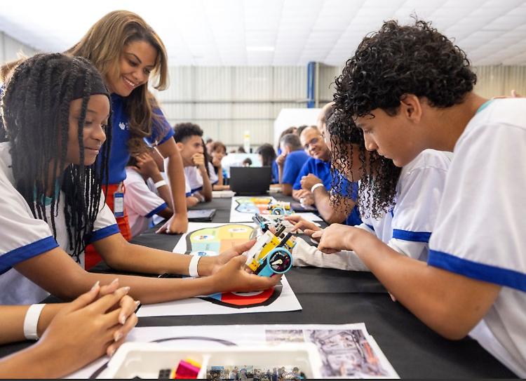Stellantis Philanthropy celebra la Giornata Internazionale dell'Educazione