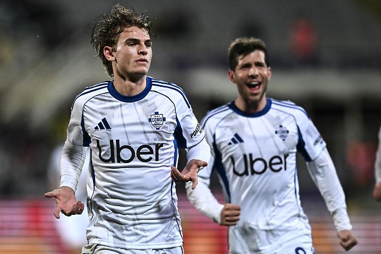 Il Como vince 3-1 in rimonta a Firenze, ai quarti contro il Napoli