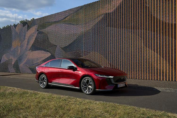 Mazda6e finalista per il World Car Design of the Year 2026