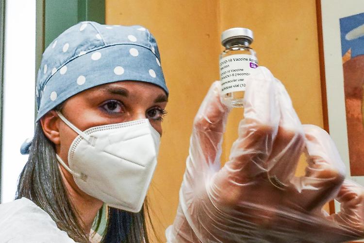 In Lombardia da lunedì via alle vaccinazioni in azienda