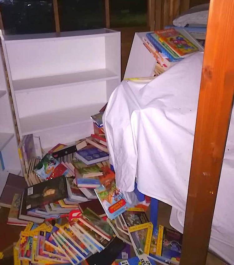 Volumi rovesciati e vetri rotti, vandalizzata la casetta dei libri