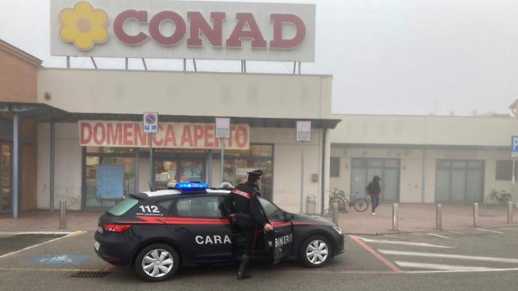 Ladri di alcolici, doppio raid: fermati e denunciati due rumeni