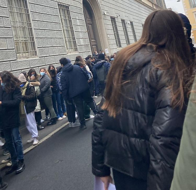 Terremoto, forte scossa sentita in tutta la provincia: studenti un strada