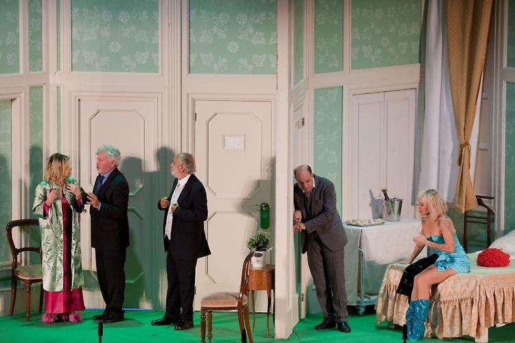 Teatro: "Se devi dire una bugia dilla grossa" commedia