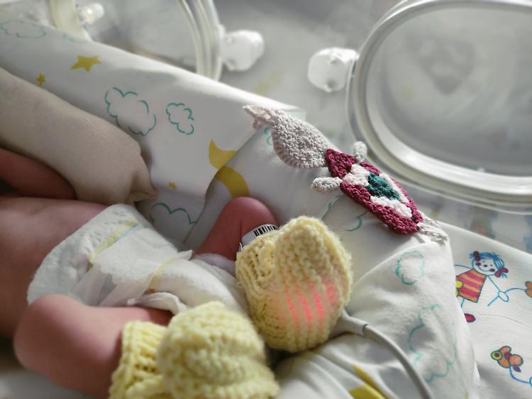 “Mani di mamma” veste i bimbi della patologia prenatale