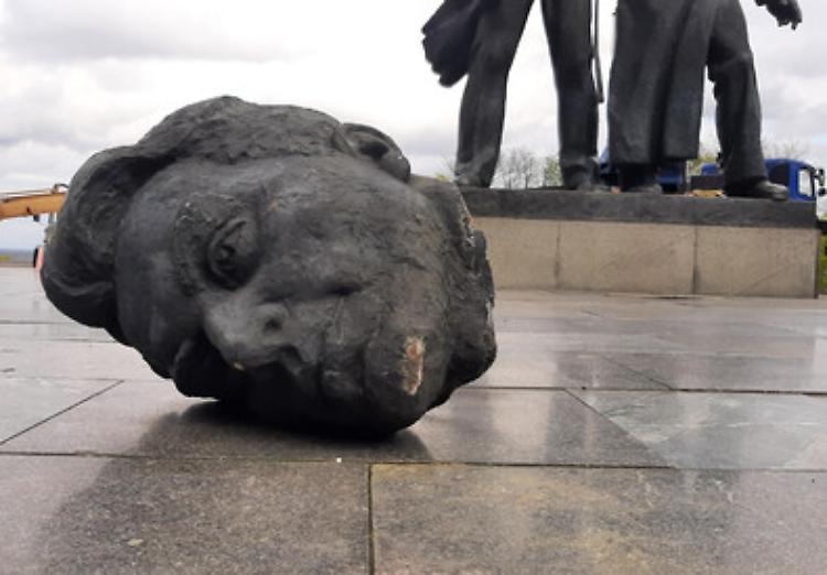 Decapitata a Kiev la statua dell'amicizia Ucraina-Russia