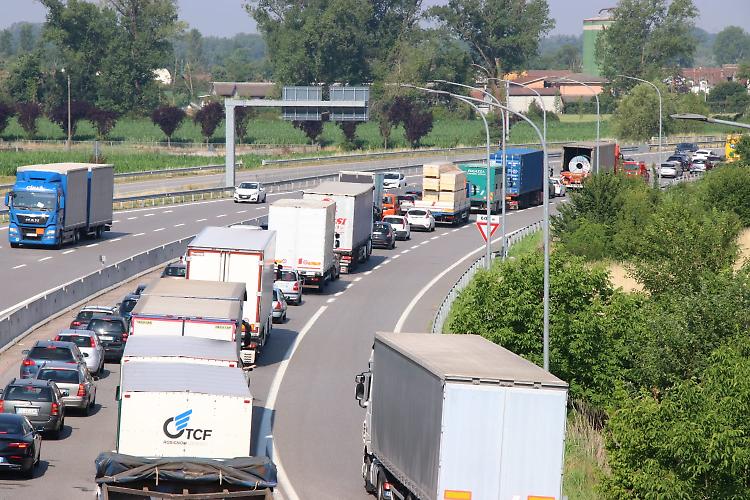 Caos e code per il rifacimento dell'asfalto sul ponte della Paullese a Spino d'Adda