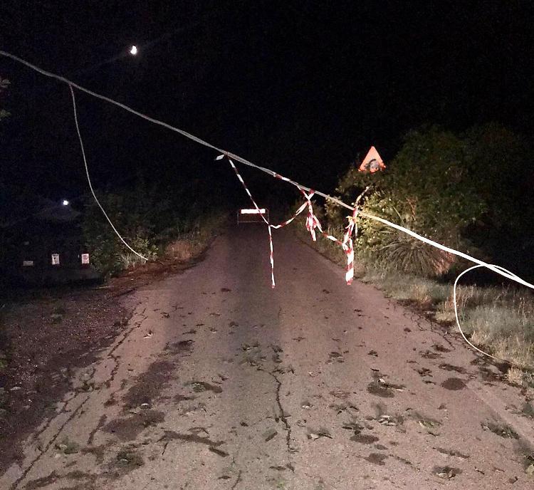  Cavi dell'alta tensioni caduti sulla strada, in localit&agrave; Maginot residenti furibondi