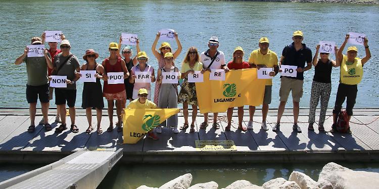 Siccit&agrave;, &laquo;tuffo&raquo; simbolico: &laquo;Non fate morire il Po&raquo;