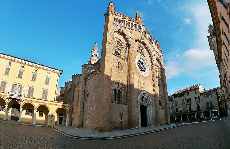 Scopri la città di Crema con un' audioguida o una visita guidata