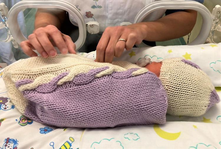 Ospedale, 'Mani di mamma' veste di viola i bimbi ricoverati in Patologia neonatale
