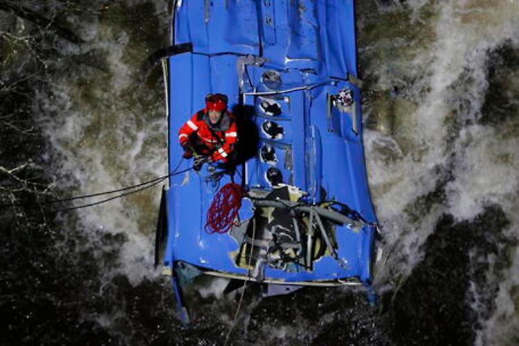 Autobus cade in un fiume nel nord-ovest della Spagna, 6 morti
