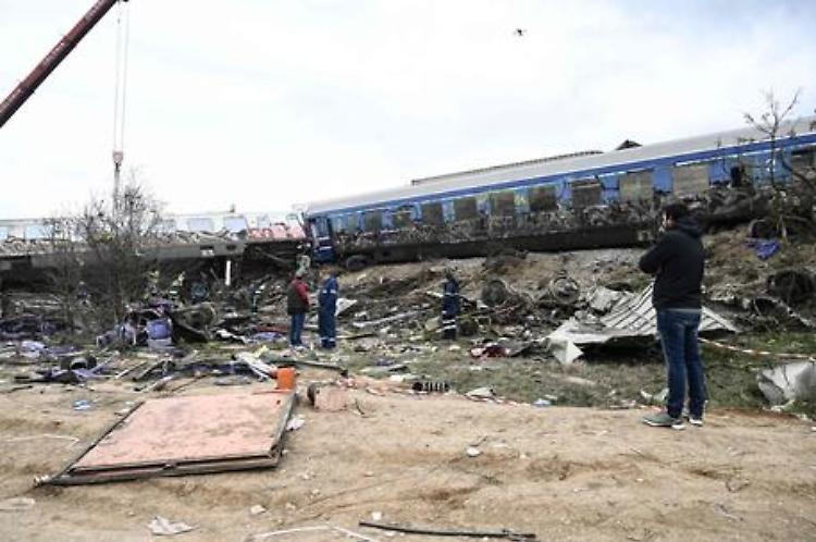 Grecia: scontro tra due treni, almeno 40 i morti, tra 50 e 60 i dispersi