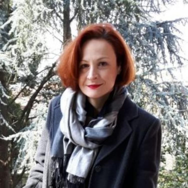 Michela  Zaccaria in biblioteca con Primedonne