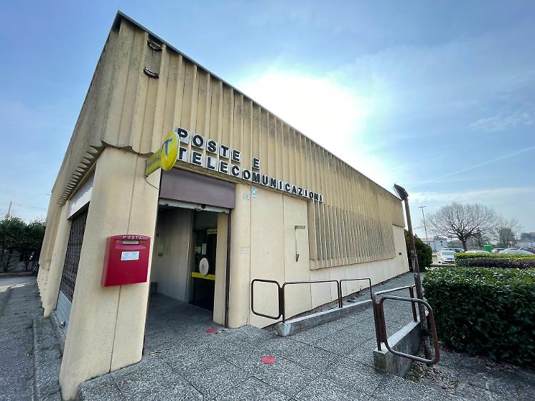 L'ufficio postale chiude per 3 mesi ma l'avviso arriva solo un giorno prima, l'ira dei pensionati