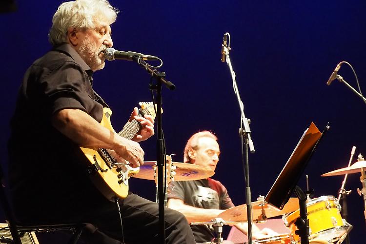 Flaco Biondini omaggia Enzo Frassi con le canzoni di Guccini