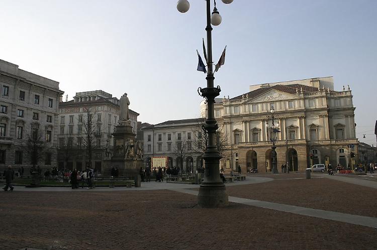 Abusi in piazza Scala a Milano, dirigente del McDonald's: «La ragazza era nel panico»