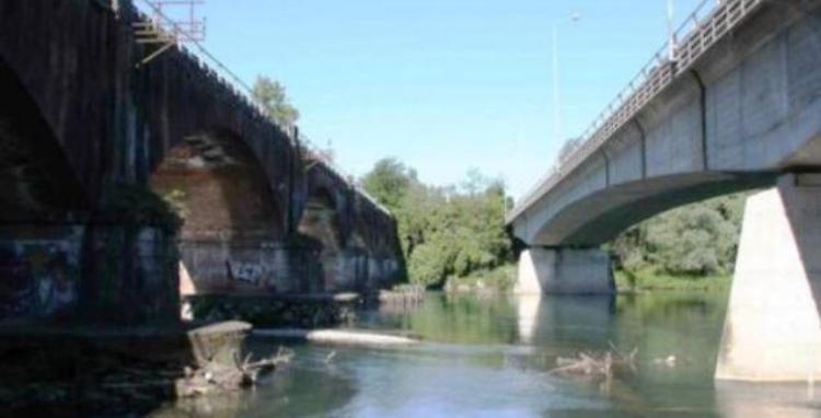 A Spino slitta il nuovo ponte, i semafori ‘tappo’ rimangono