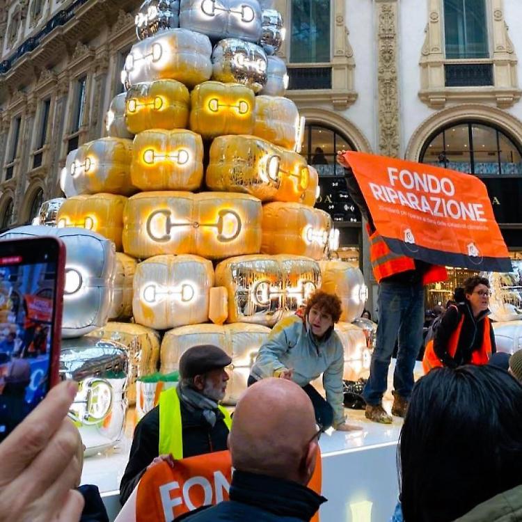 'Ultima generazione' imbratta l'albero di Gucci in Galleria