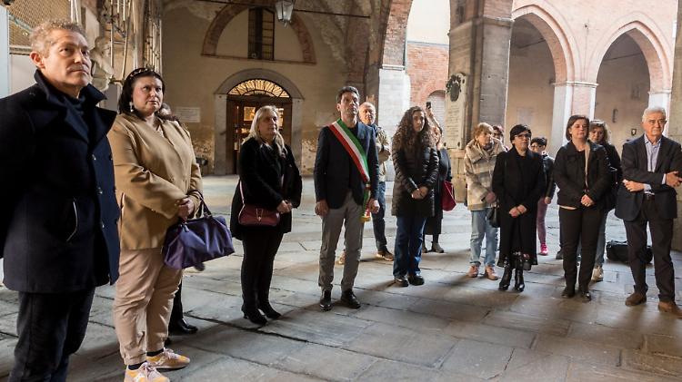 Silenzio per le vittime del Covid davanti alla targa di Mattarella