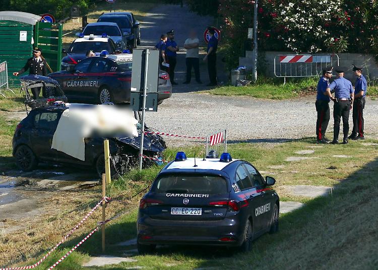 Auto nel fiume, ipotesi omicidio-suicidio