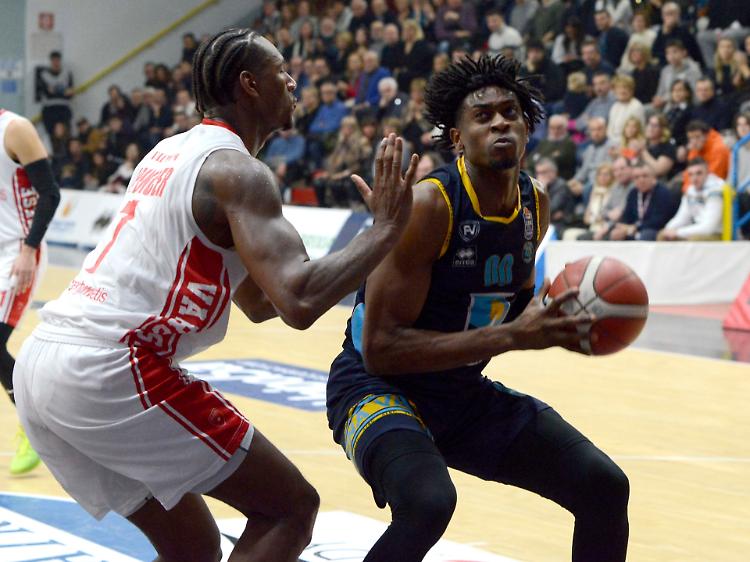 Basket, la Vanoli Cremona ingaggia l'ala-pivot Paul Herman Eboua
