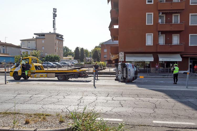 Auto ribaltata: via Eridano nel caos