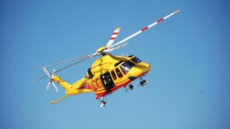 Investito da un'auto, elisoccorso per un 26enne