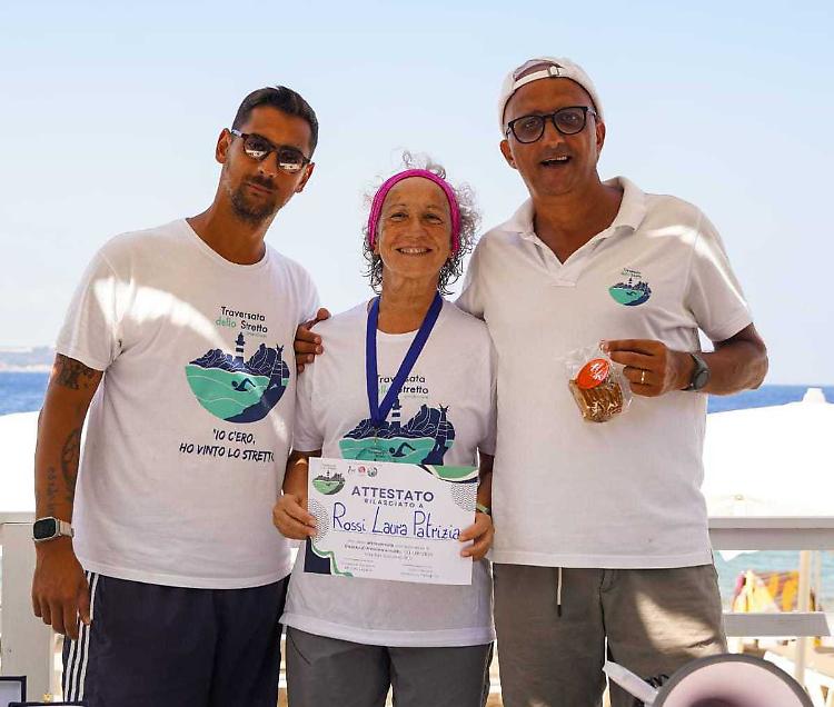 Per i 60 anni attraversa a nuoto lo stretto di Messina