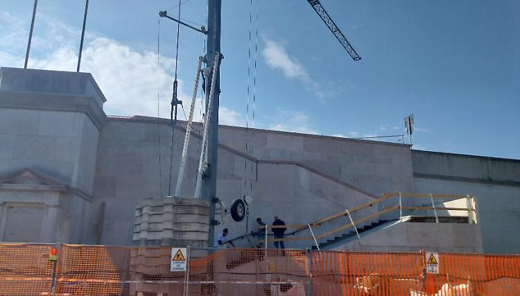 Scalone del cimitero pronto per il 2 Novembre 