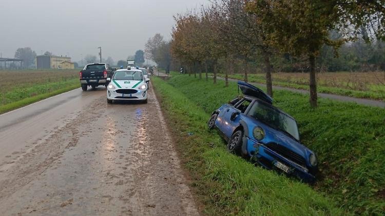 Auto nel fosso in via Postumia, due feriti