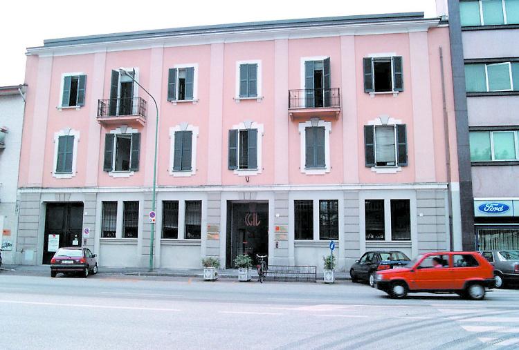 Poliziotti aggrediti, giovane patteggia e lascia il carcere